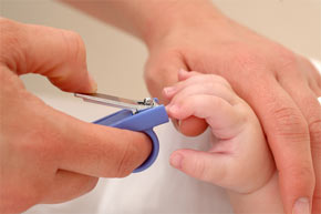 tagliare le unghie a un neonato