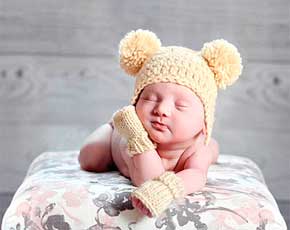neonato con guanti